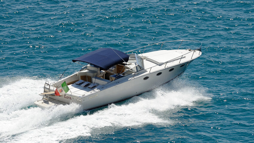 mega yacht in costiera amalfitana